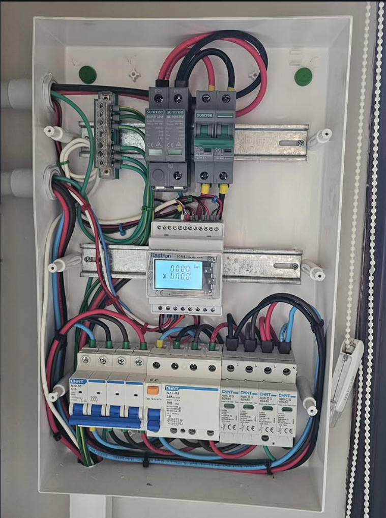 Instalacion solar on-grid de 6 kW en vivienda residencial - imagen 3